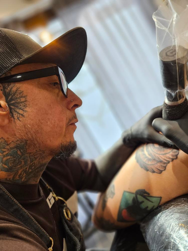 Cesar tatuerar på Valley Ink