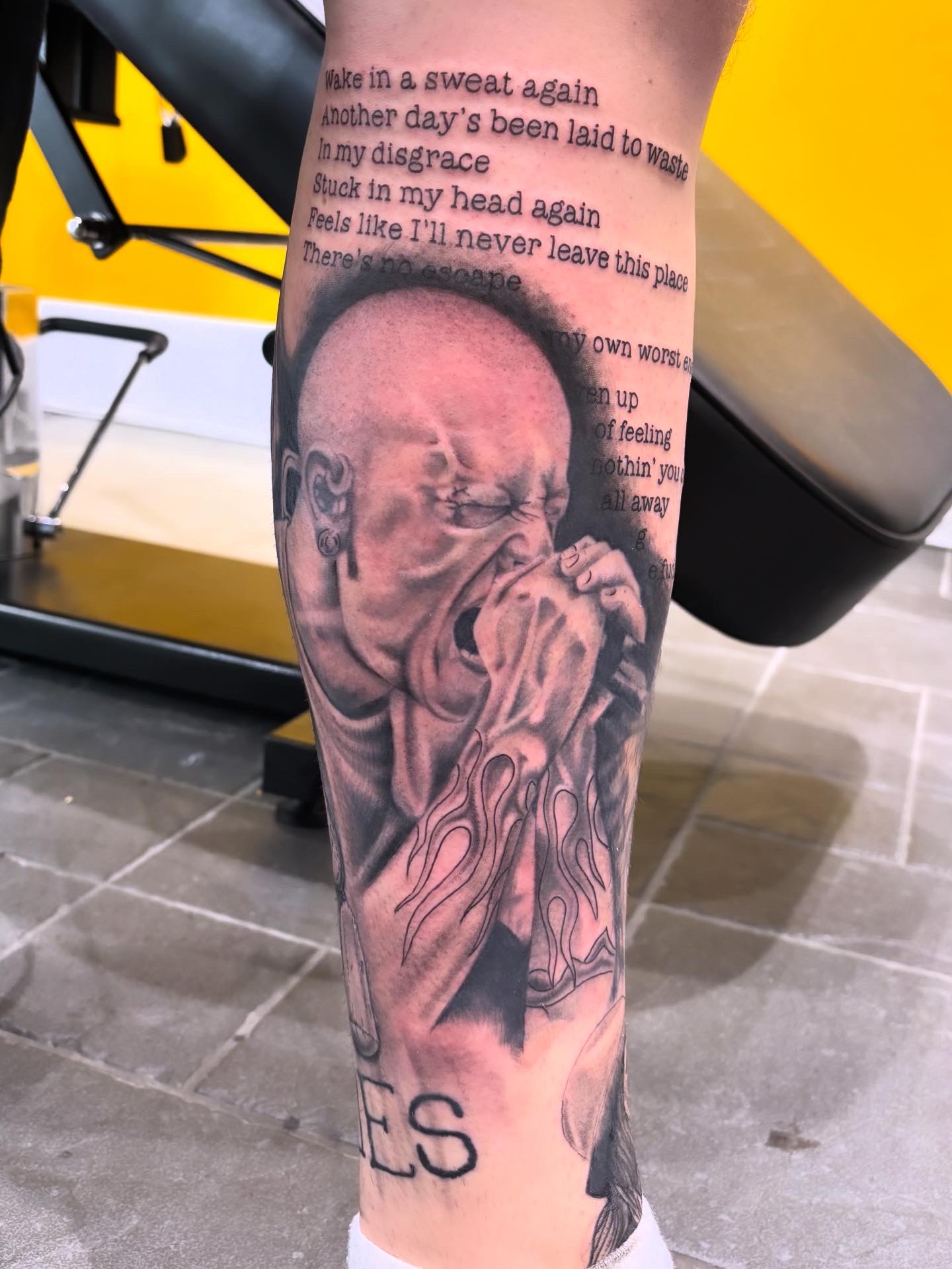 Black & grey porträtt med text på arm