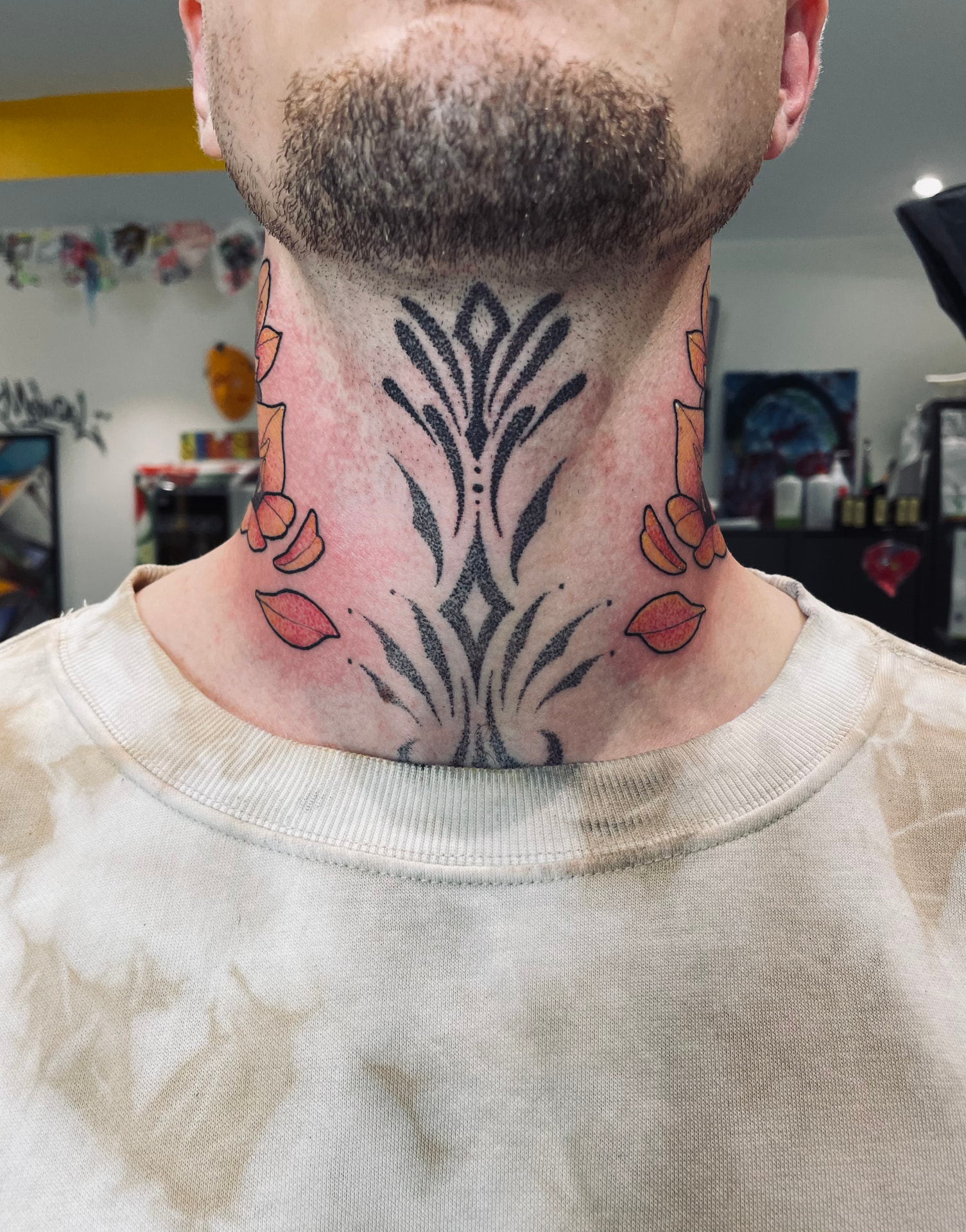 Ornamentalt bladverk med dotwork på nacke