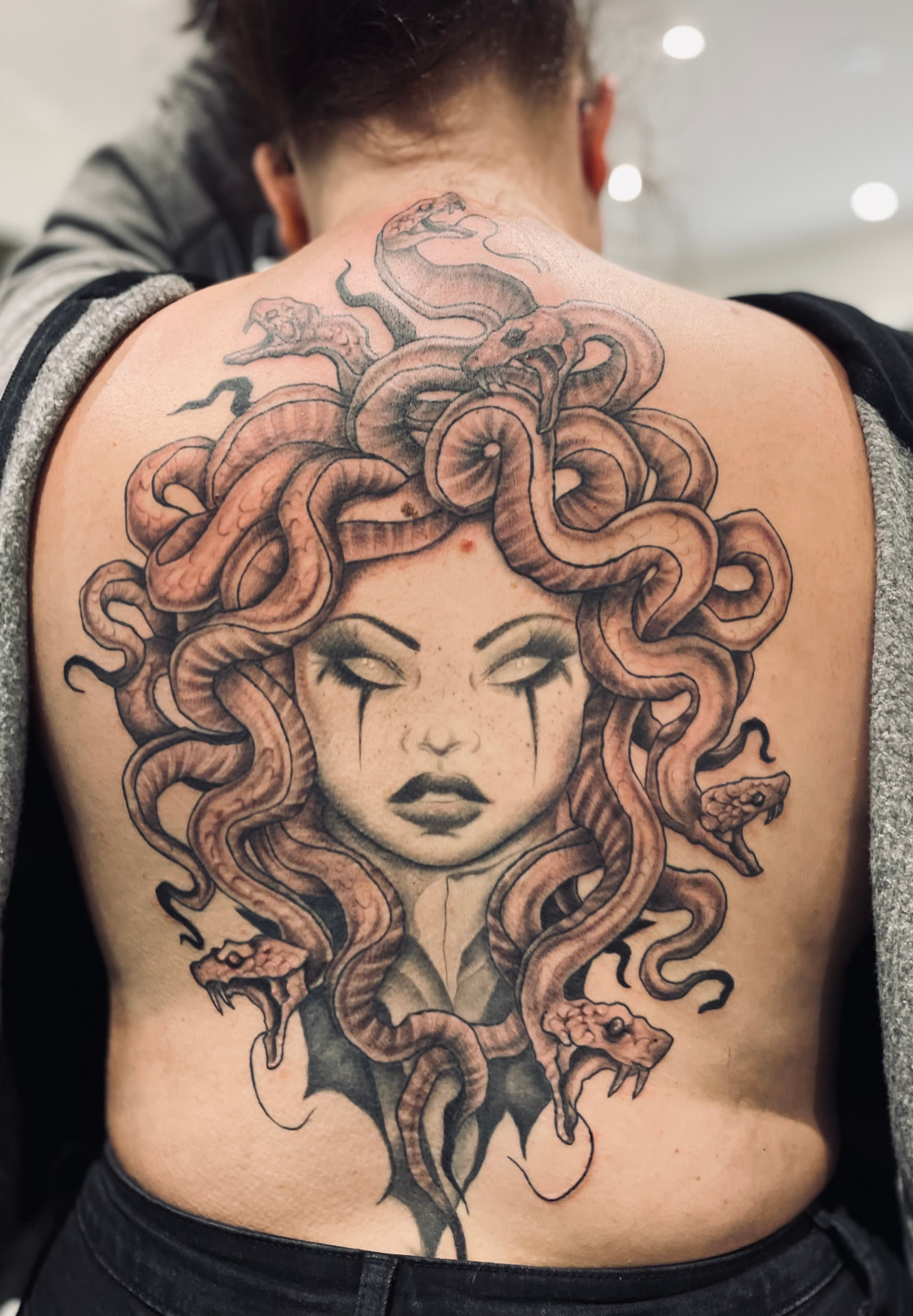 Black & grey Medusa i realistisk stil på rygg