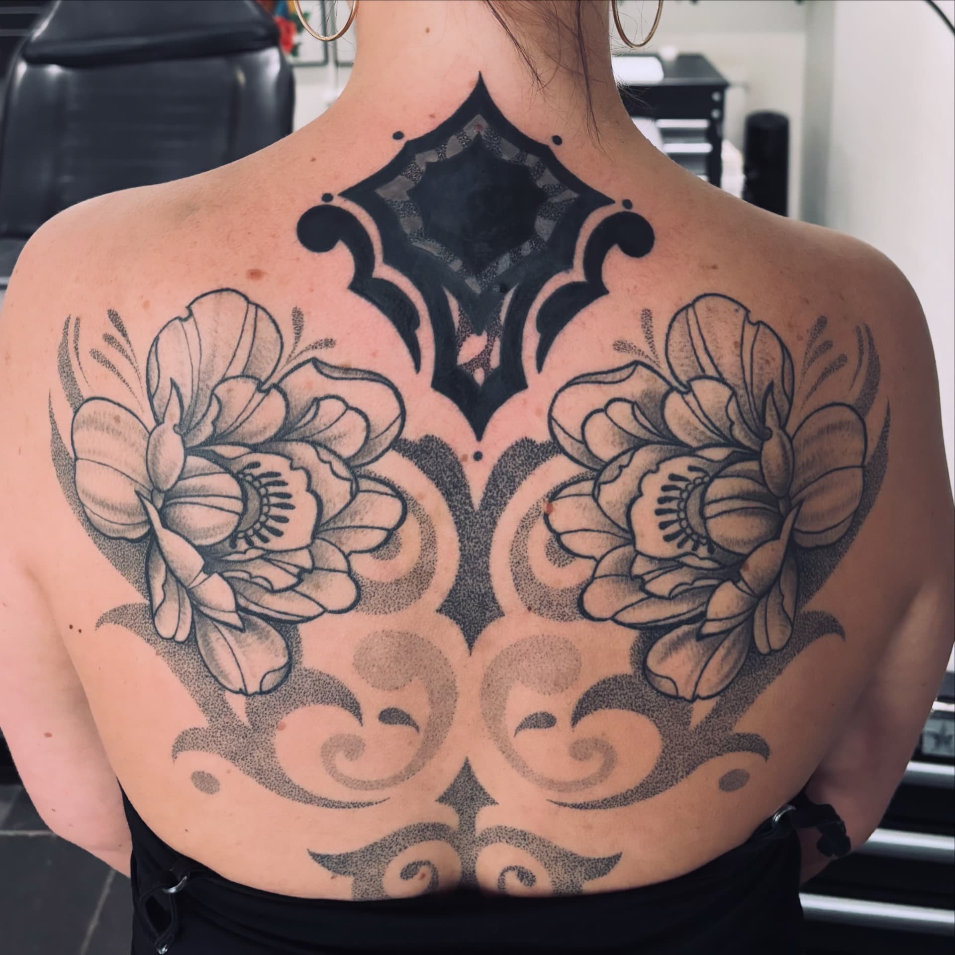 Dotwork blommor och ornament på rygg