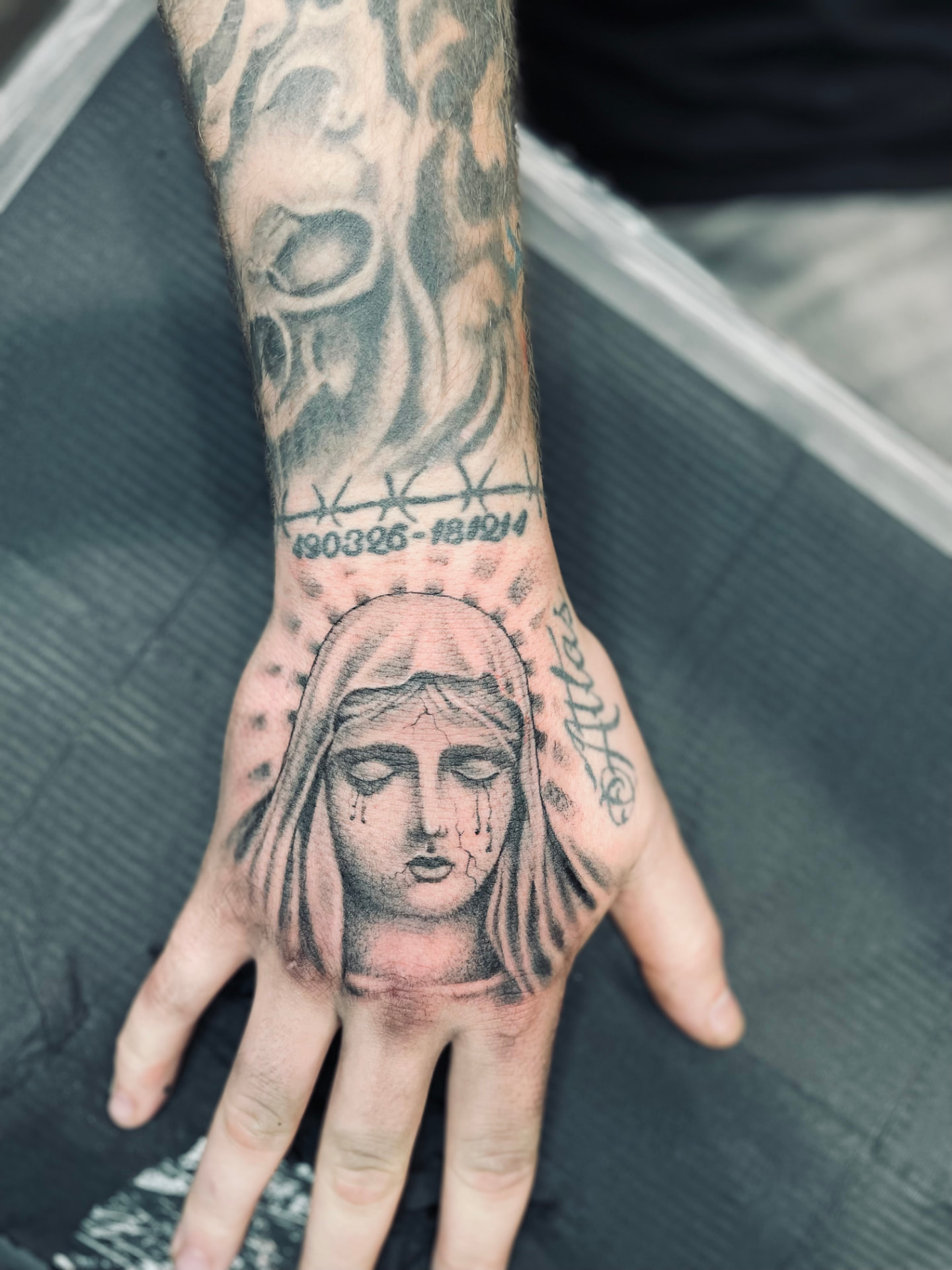 Black & grey porträtt av jungfru Maria på hand