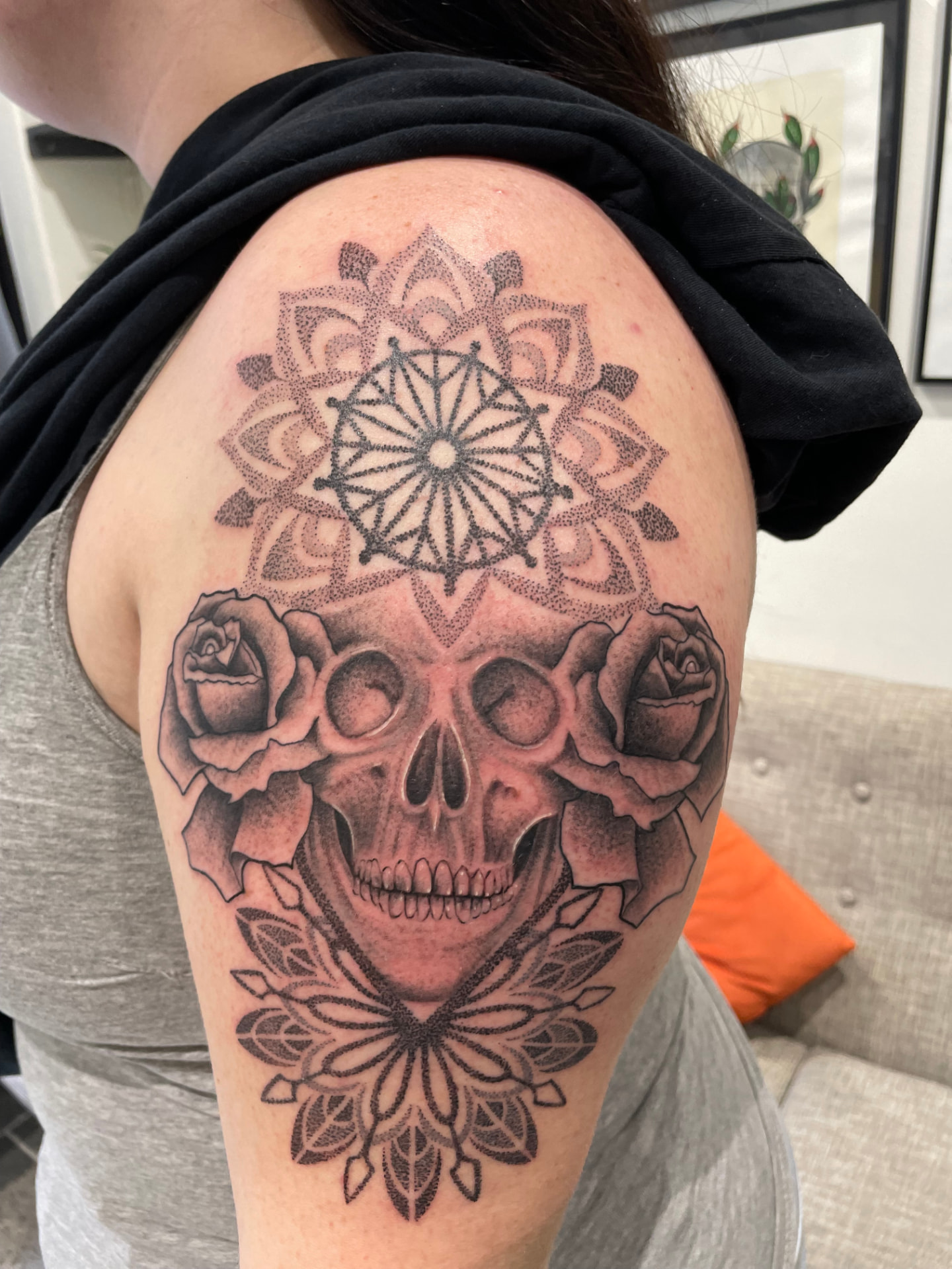 Black & grey dödskalle med mandala och rosor på överarm
